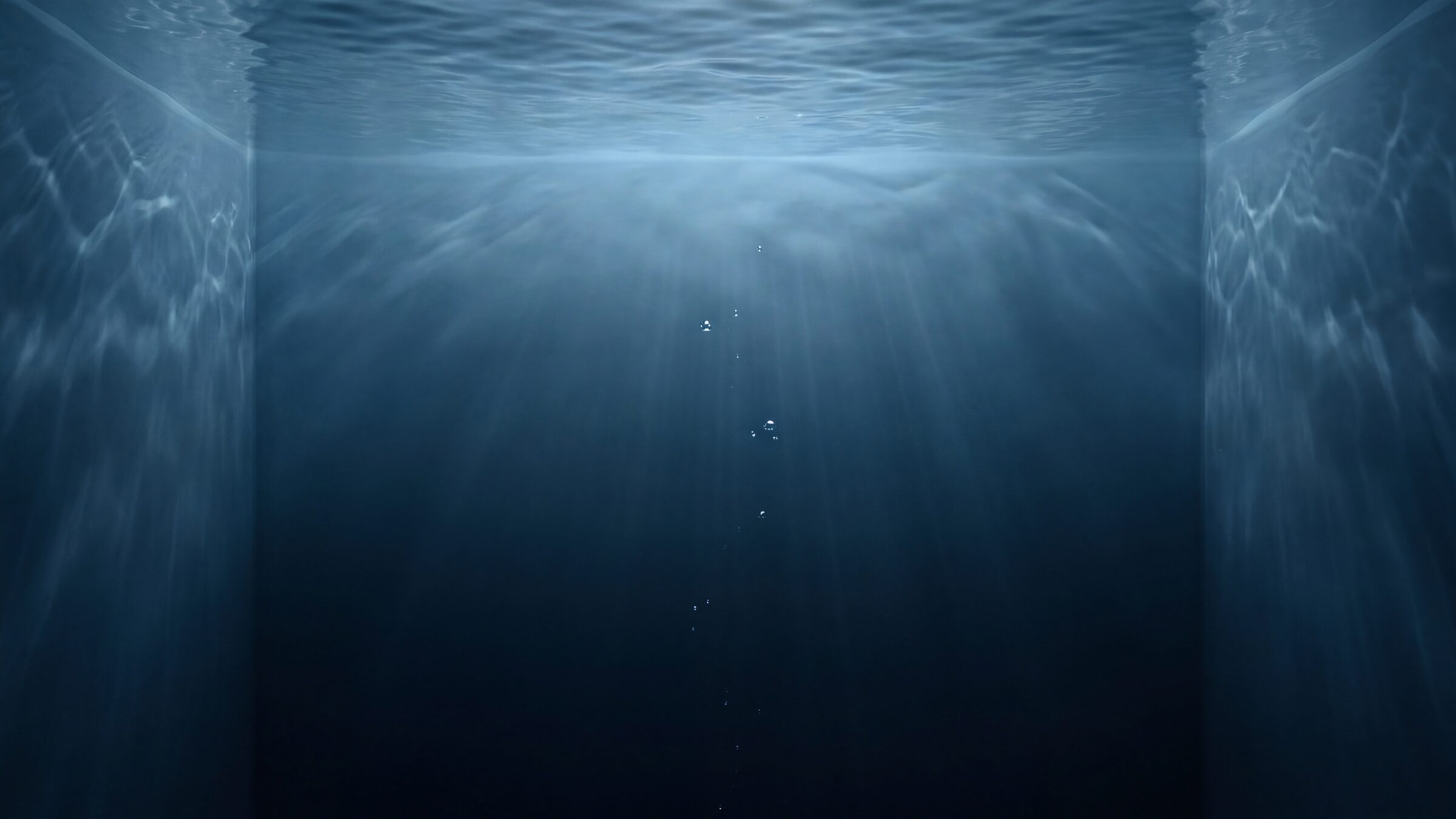 La superficie dell'acqua vista dall'interno di una vasca, con la luce che filtra